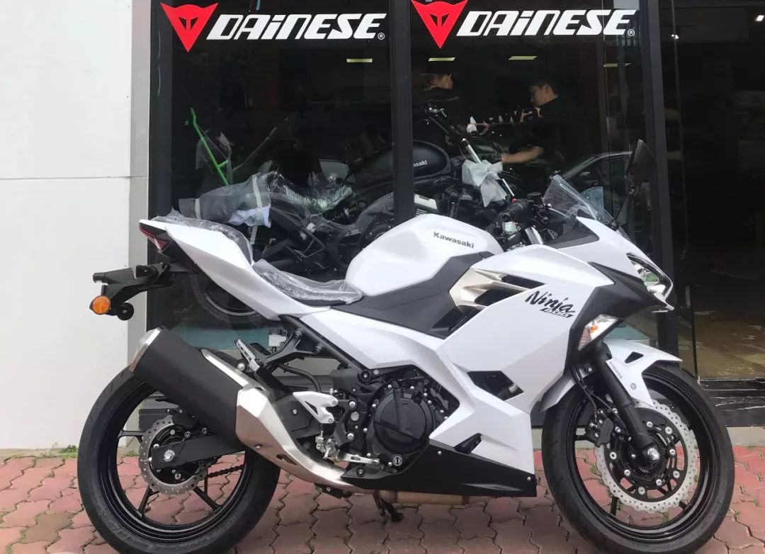 白色限量版售价:48800krt,黑色,黑白红售价:49800ninja400实物图珍珠