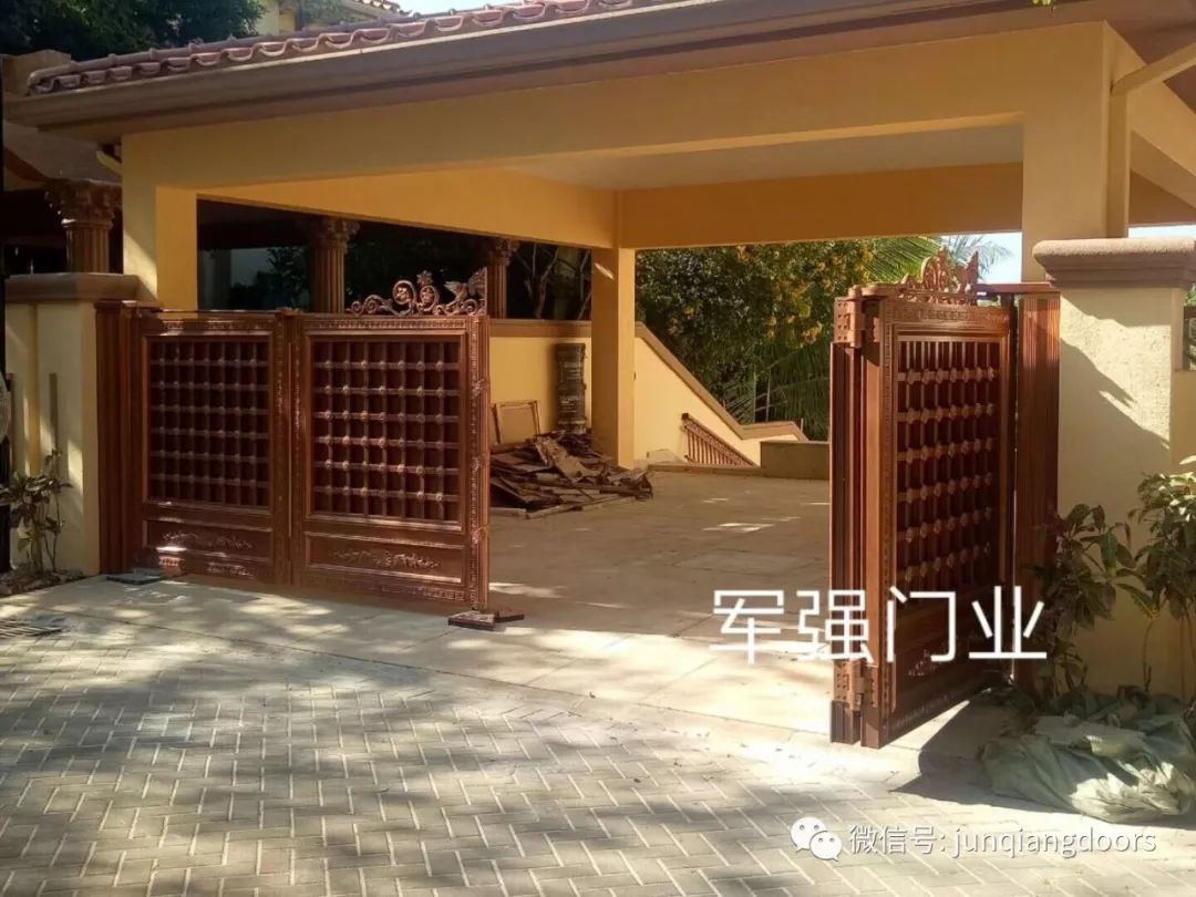 收藏款军强庭院大门的造型设计