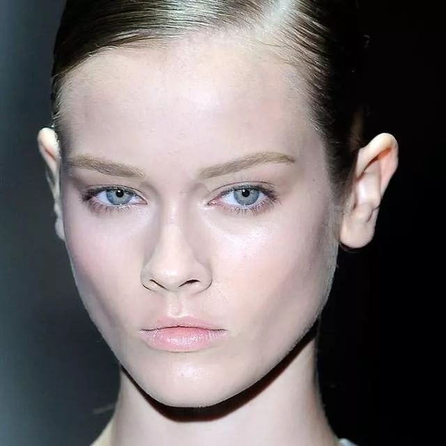 找到明暗线后用,用一把扁平的修容刷扫上阴影粉即可.