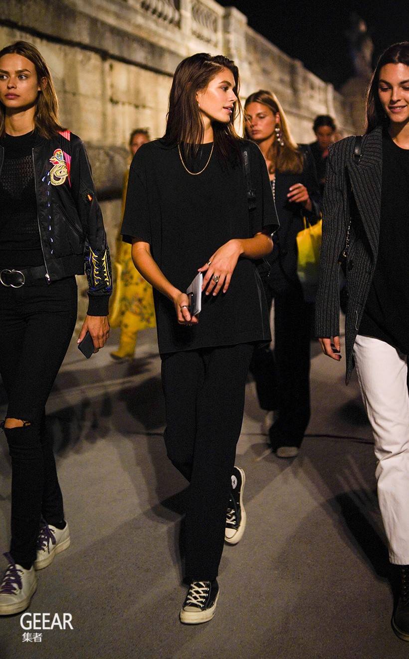 简约帆布鞋和白tee就很好看超模kaiagerber的率性球鞋穿搭