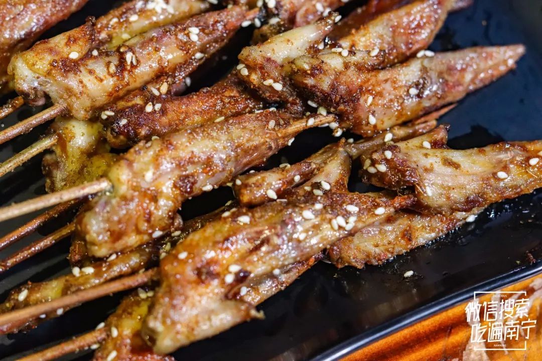 烤鸡尖△烤猪鞭△烤五花肉△泡椒牛肉吃夜宵怎么能少了螺呢天天小