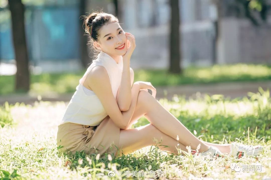 新华网专访李美静:13岁考上中央民族大学,17岁被保送读研!