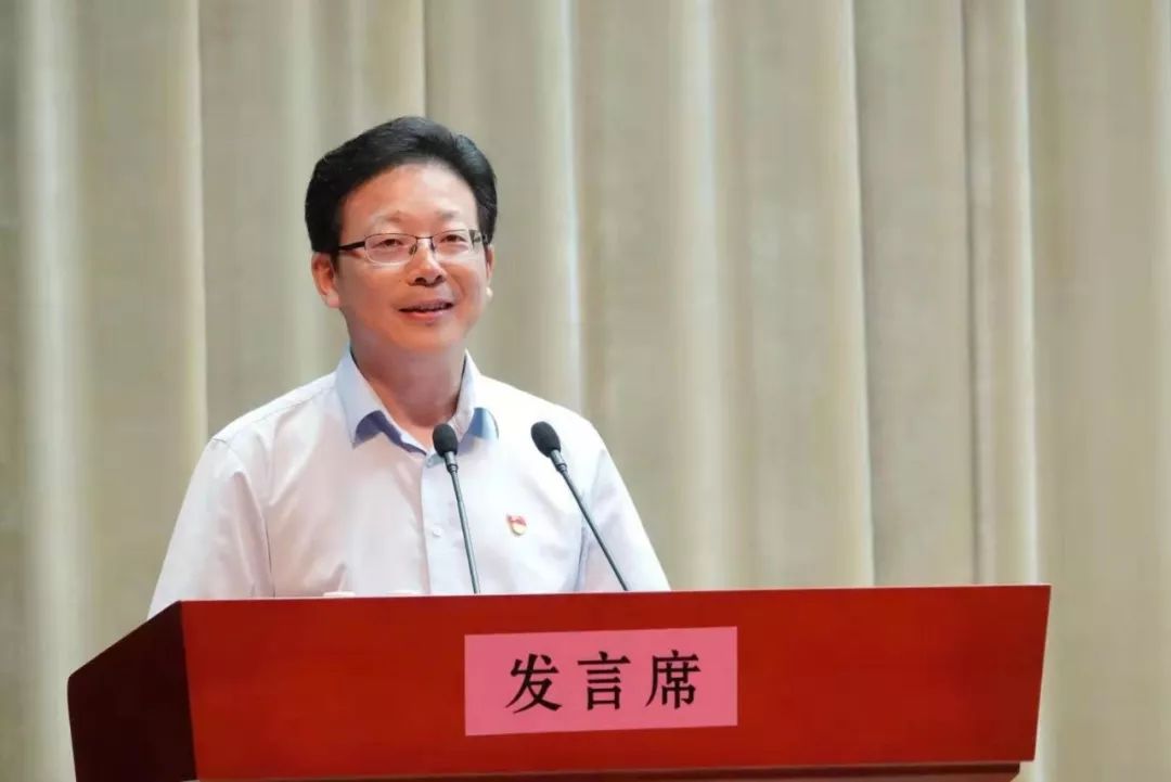 富阳中学校长丁明中作为校长代表发言