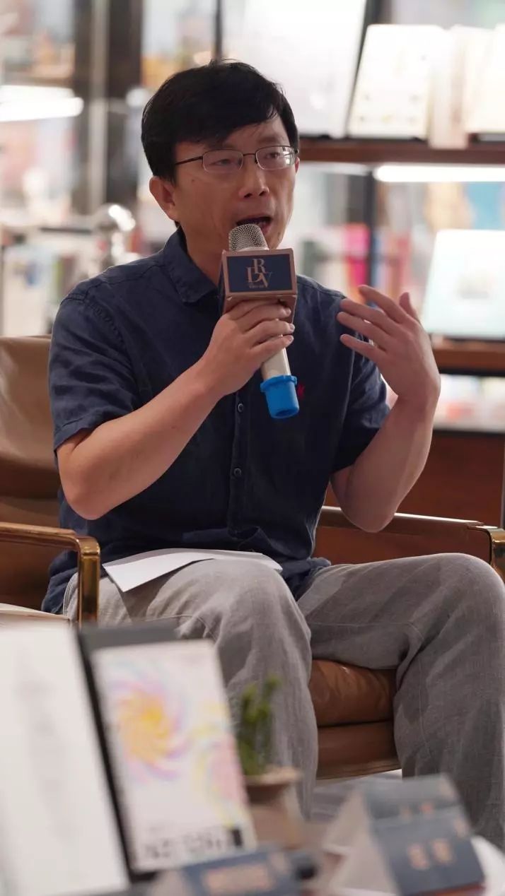 "▲赵刚朗诵《致榛树》诗人冷霜表示,上海译文出版社的四卷本《米沃什