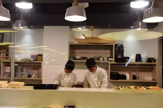 明档厨房干净卫生店里的大厨们都是拥有多年日料经验和寿司经验的"