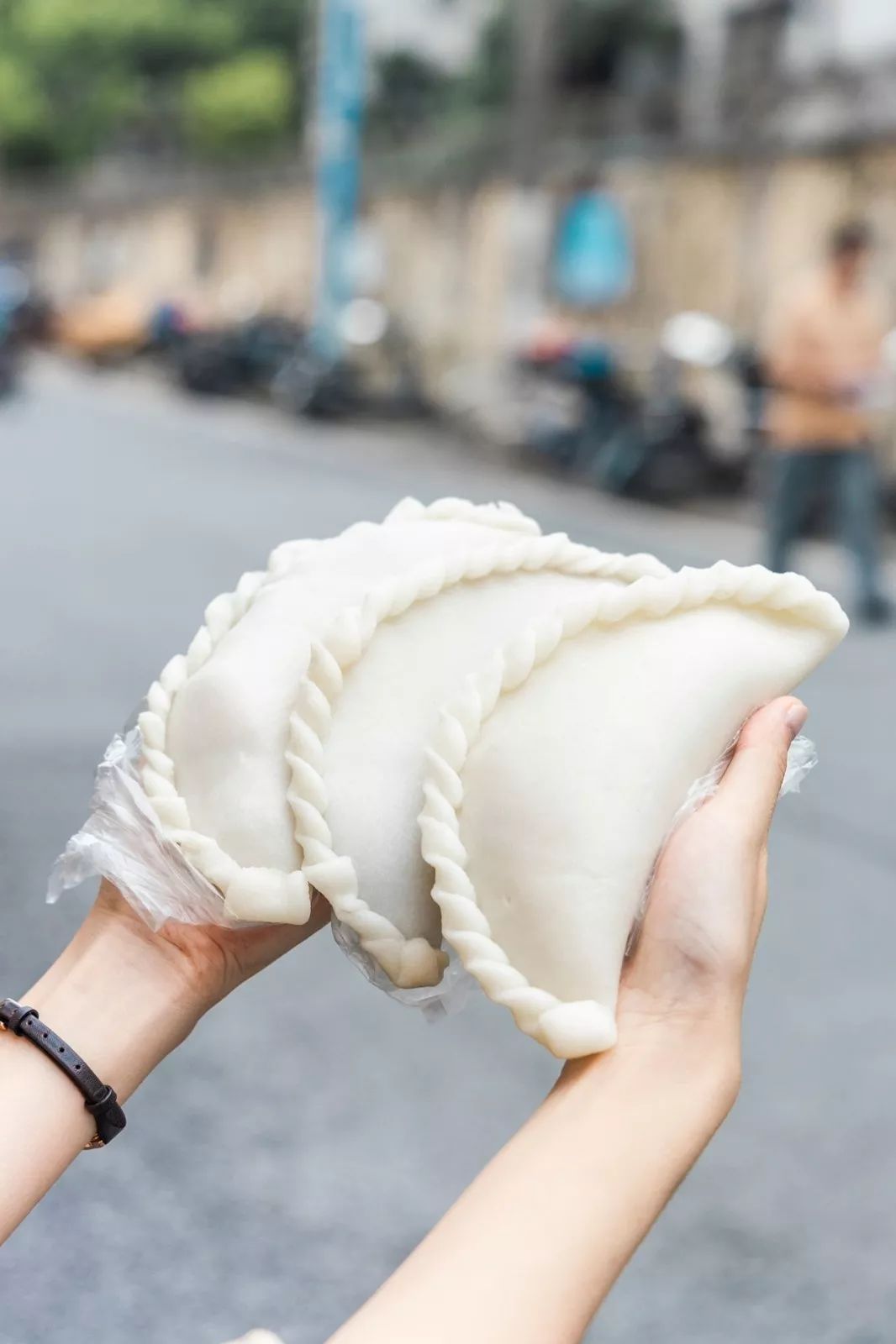 上海少见的巨型饺子年糕做的