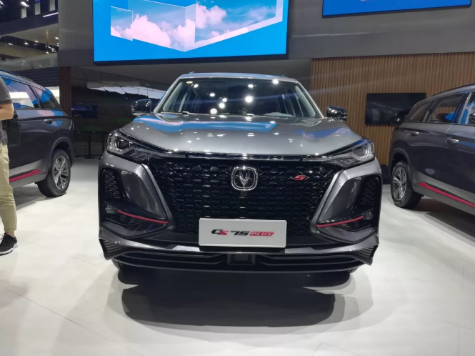 就像陈坤的气质一样,源于概念车"御岳"生命动感的设计理念,cs75plus的