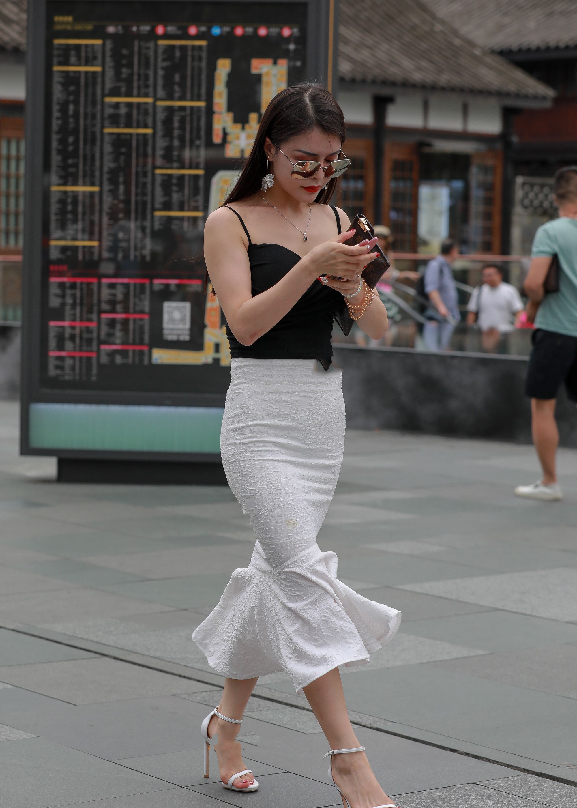 街拍五官颜值清新的时尚辣妈皮肤白皙活力满满