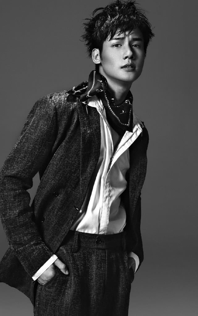 黑白质感帅气大男孩郑业成