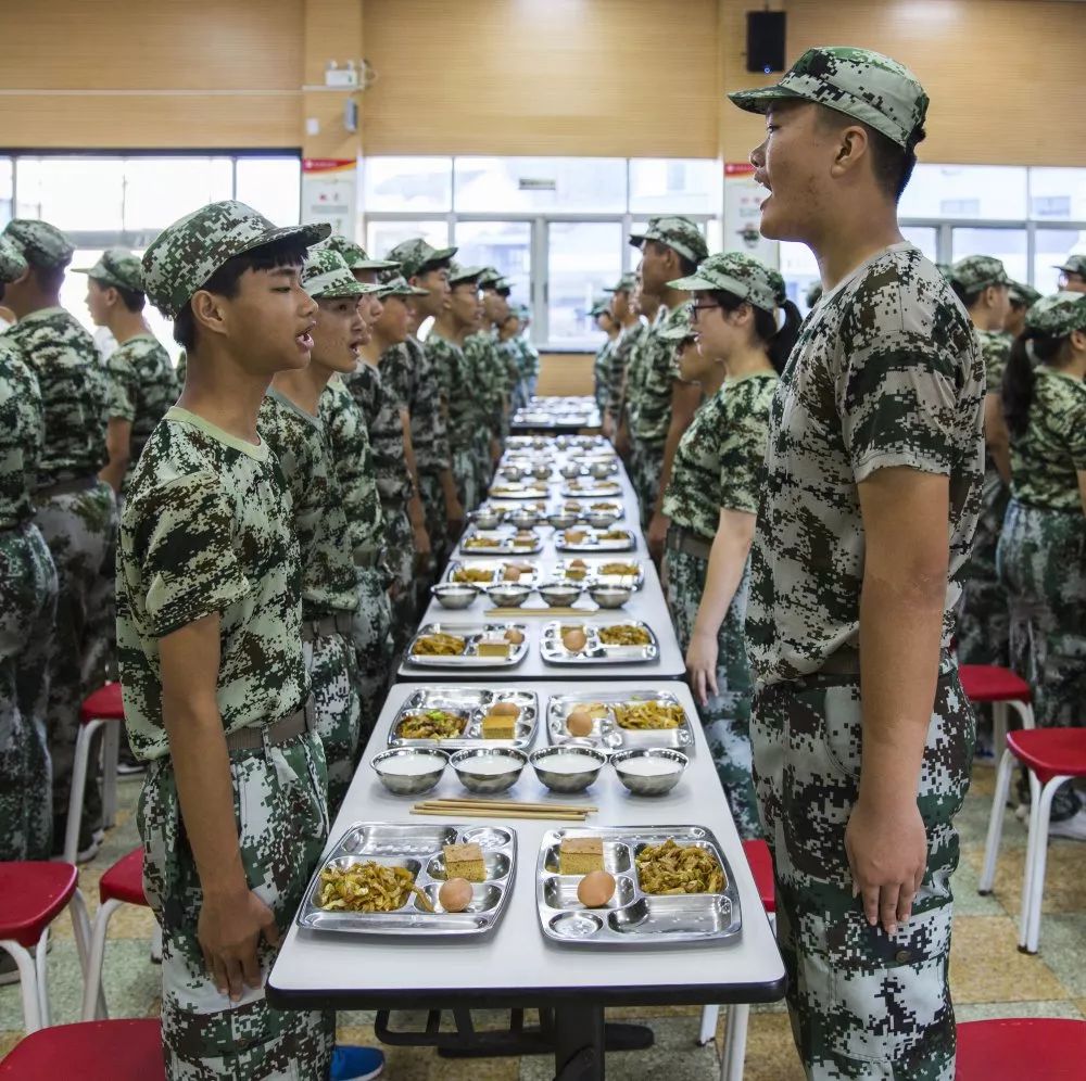 东方中学举行军训闭营仪式