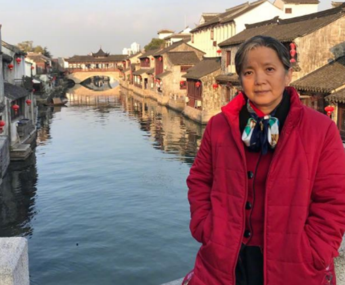 59岁吕丽萍近照曝光满头白发脸上皱纹明显却依然意气风发