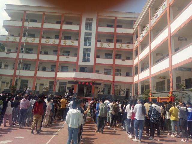 禁毒知识培训晴隆县第四中学开展了开学典礼暨安全教育第一课,韦应诗