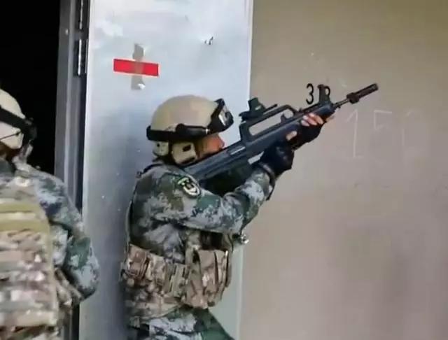 原创95式步枪外加全息瞄准镜特战部队正在向实战化发展