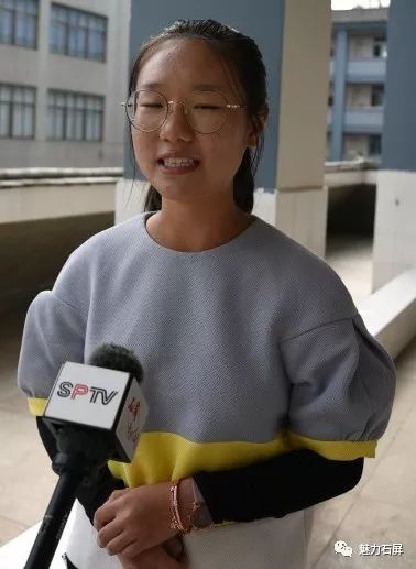 新学期开学,走进石屏一中高一(1)班的教室里,书声琅琅气氛融洽,今年51