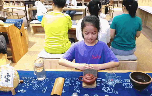 喝茶",懂得"续茶时先人后己"的谦让之礼,"敬茶尊长者"的长幼有序之礼