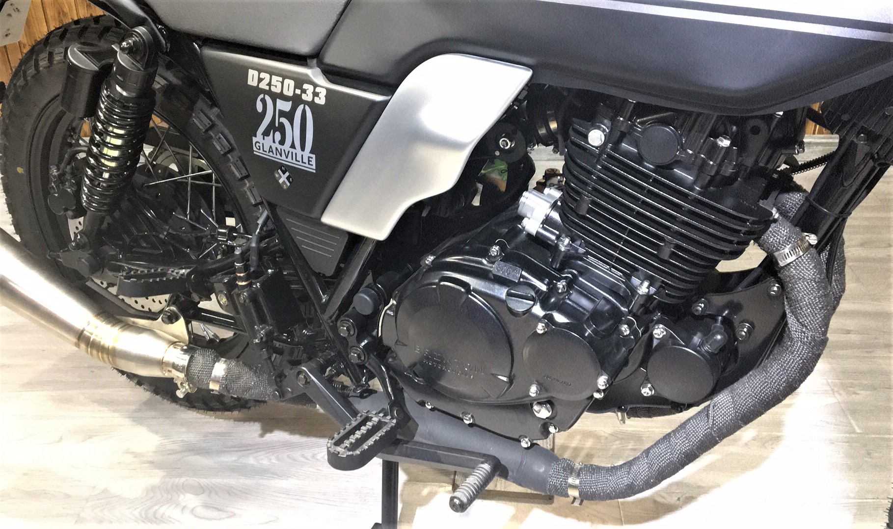 车型采用相同的平台,这款发动机就是一代神车铃木gn250发动机的升级版