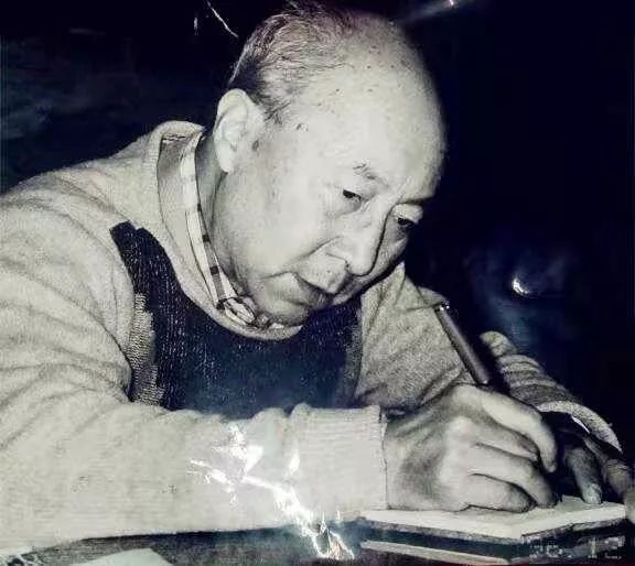 他抱着拳头坐在合肥市作协组织的一个作家讲座上,那是在合肥北门的一