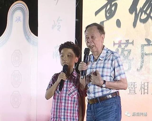 在随后的表演中,两位小朋友演绎的《广州话趣》引起在场观众捧腹大笑.