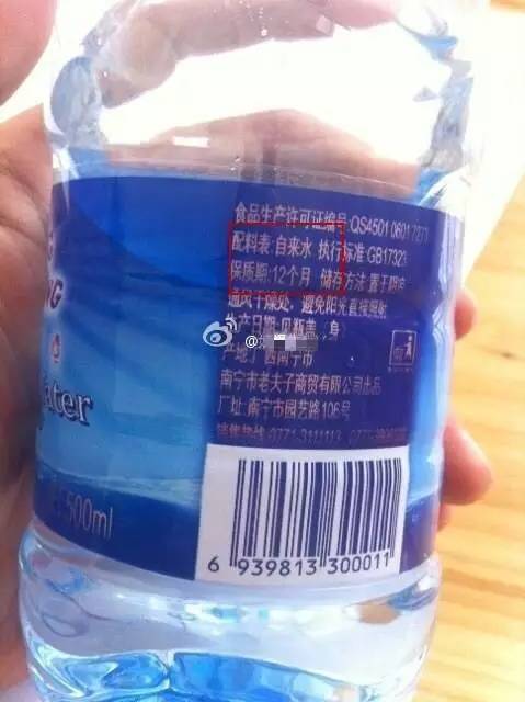 桶装水生产地曝光在厕所封口只需一锤这几年不会都喝这样的水吧
