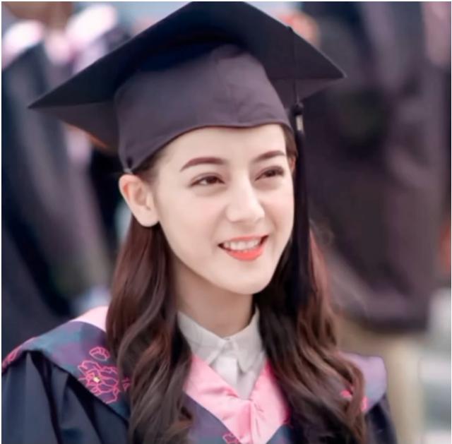 迪丽热巴戴着学士帽拍照裸眼妆别有一番风味这笑容许久未见了