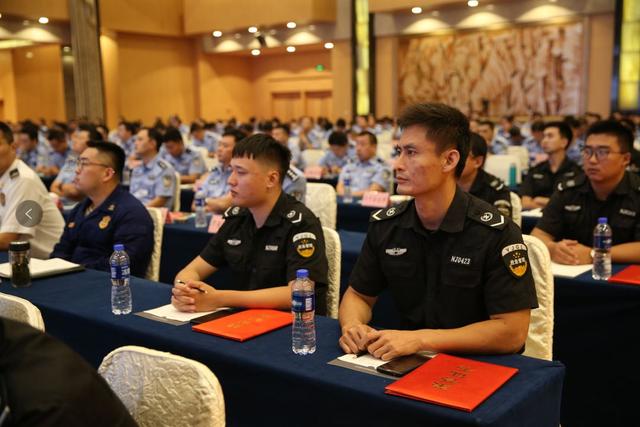 市公安局党委委员,副局长胡士宁,市消防救援支队陈海华支队长,市公安