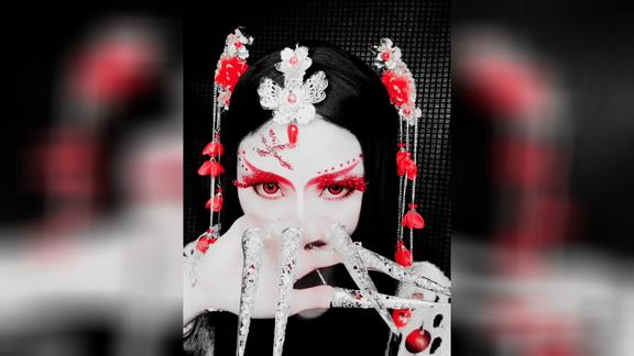 另类惊艳的妖精红色妆容