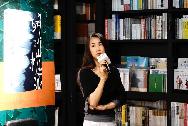 女作家七堇年携新作《晚风枕酒》昆明签售,讲述斜杠青年的冒险梦