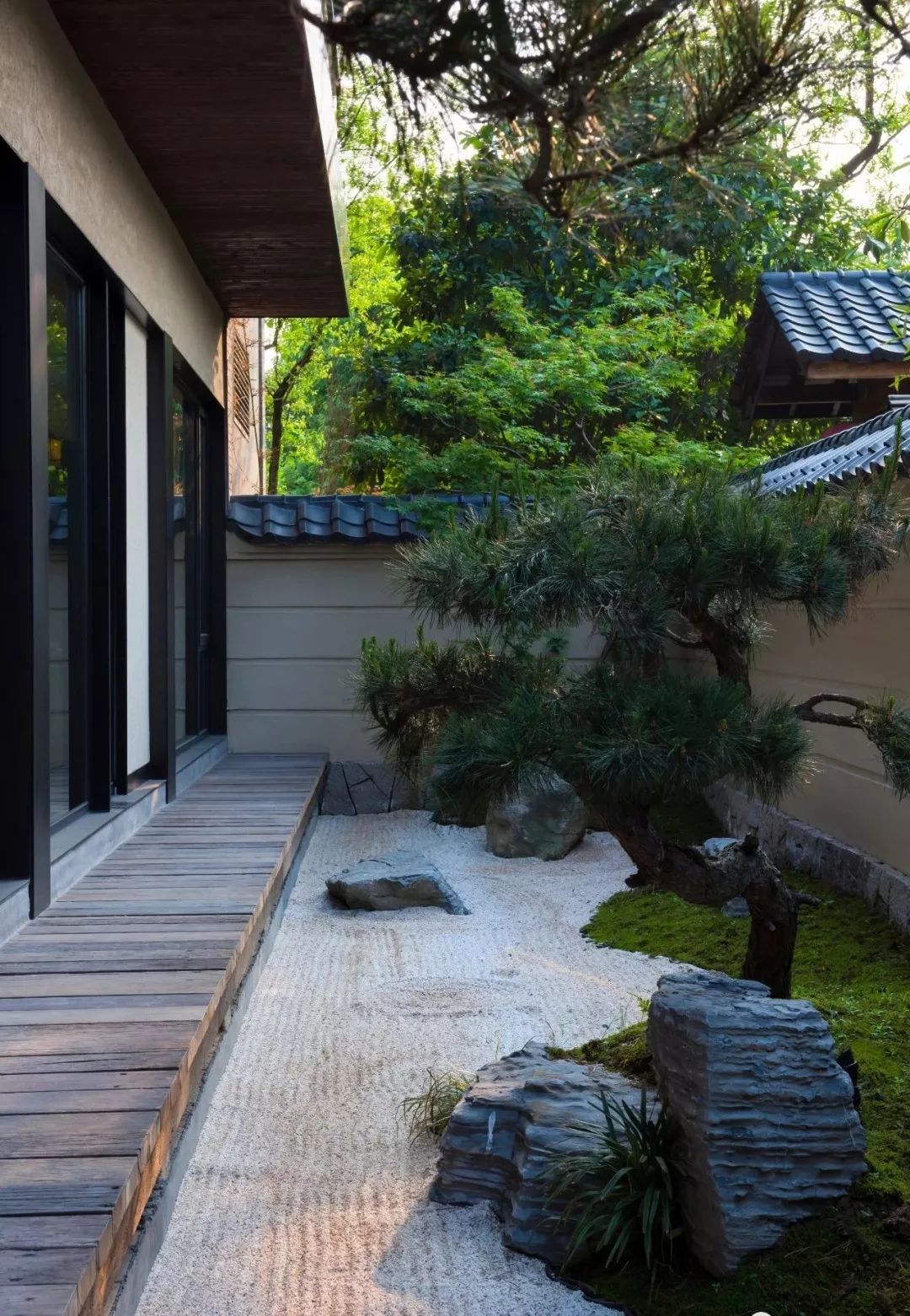 这也契合了建筑改造后的形式特征;希望在中式江南庭院的总体布局中