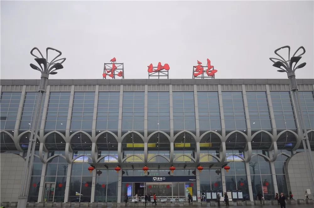 吴正琪 摄先期开通运营已于2014年12月20日成贵铁路成都至乐山段图为