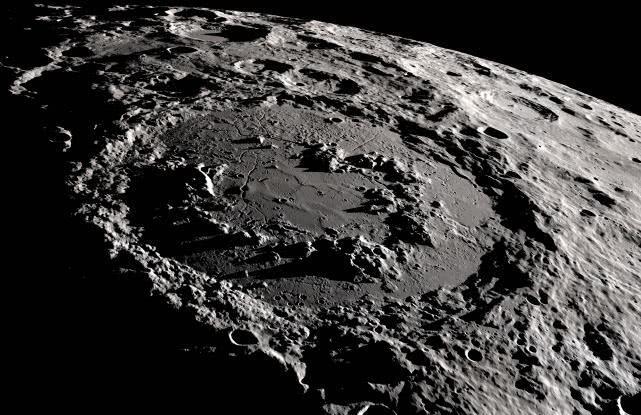 但印度此次选择着陆的地点在月球的南极地区,那里是崎岖的高地,地形