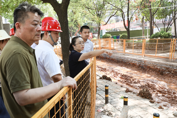 区领导张小军,刘松,任佳佳等出席会议宋细妹就加快做好湖滨小区改造