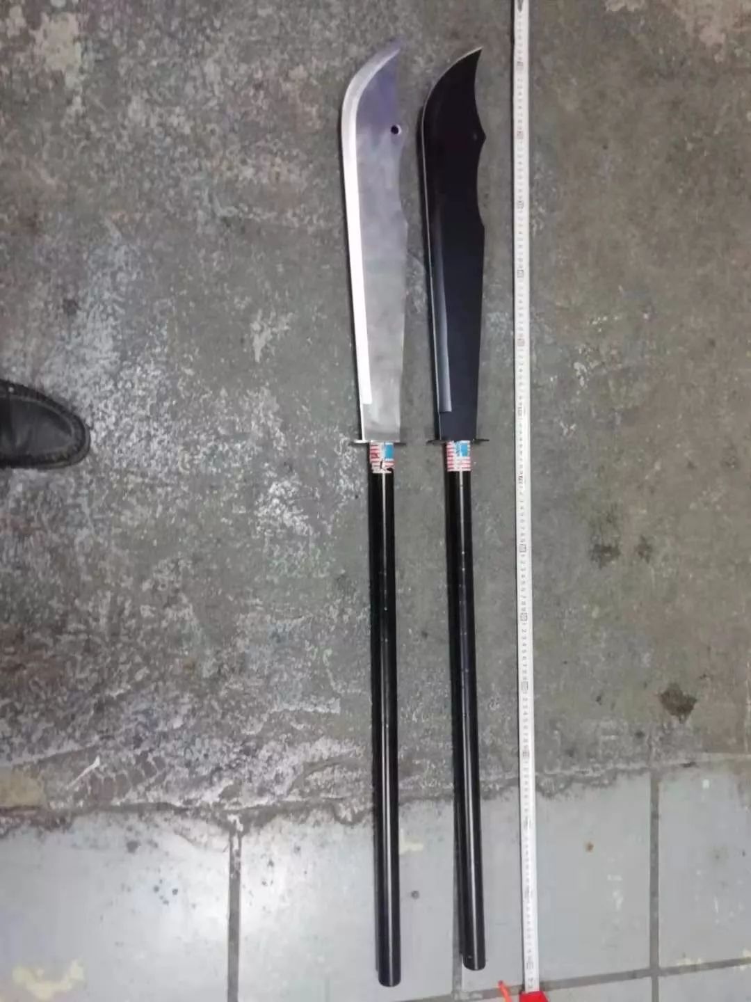 点赞两名环卫工人发现两把管制刀具主动上缴