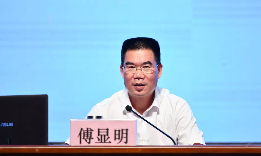 代市长楼琅坚主持大会.卜亚男,胡勇春等市四套班子领导出席会议.