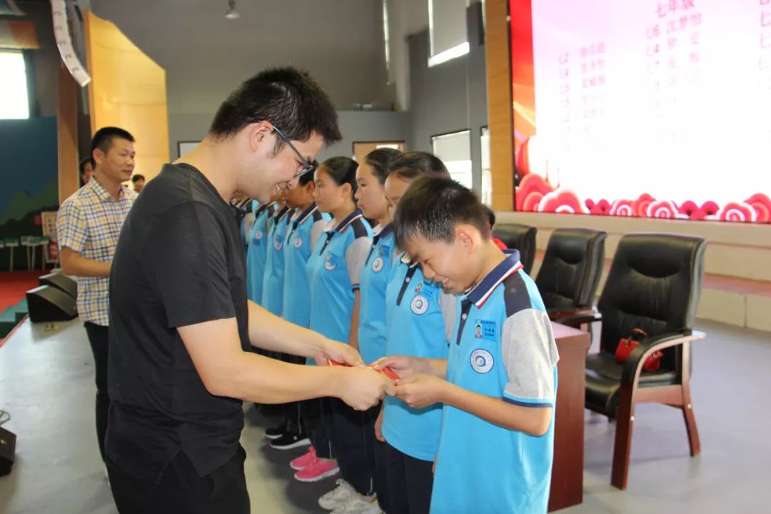 多彩校园追逐梦想砥砺前行2019学年金清实验中学开学典礼暨奖学金发放