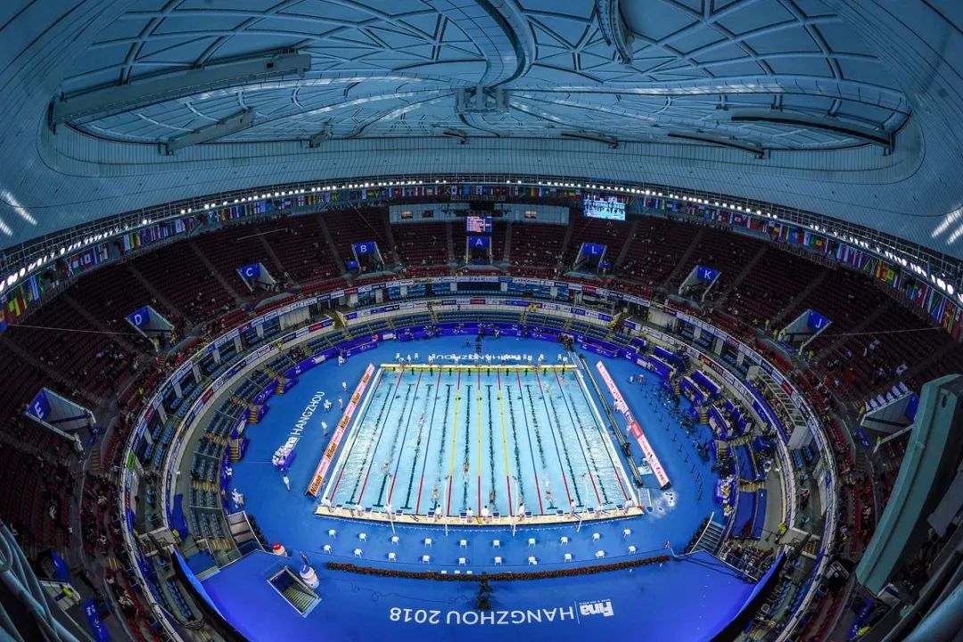 钢结构建筑耗资11亿重达1280吨40米高空上的莲花建筑终于开花了