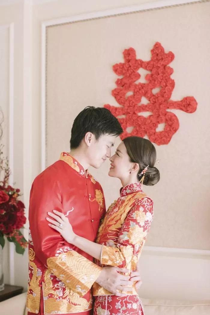 随后文咏珊工作室晒出了两人高清的结婚照.