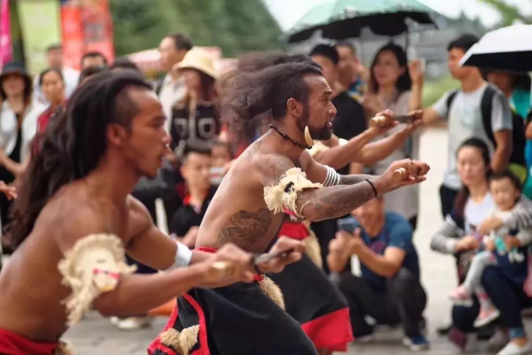 组合"及佤族歌手会为游客带来传统与现代融合的歌曲豪迈奔放的阿佤