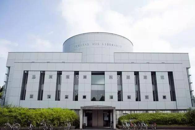 首都大的大部分学部,研究科都在南大沢校区,比如人文社会学部,法学部