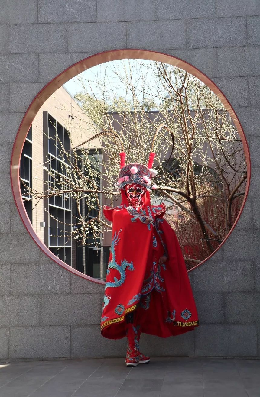 著名川剧变脸大师龙怡策的弟子——孙怡然哎呦!这位厉害了哦!