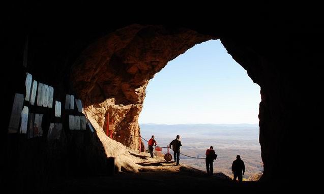 拉法山自古以洞闻名于世,在众多的天然岩洞中较有名的有穿心洞,太和洞