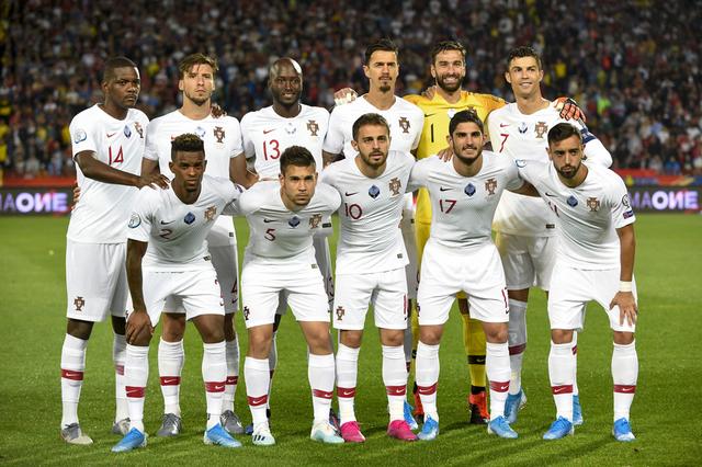 葡萄牙国家队佩戴欧足联国家联赛冠军徽章亮相赛场