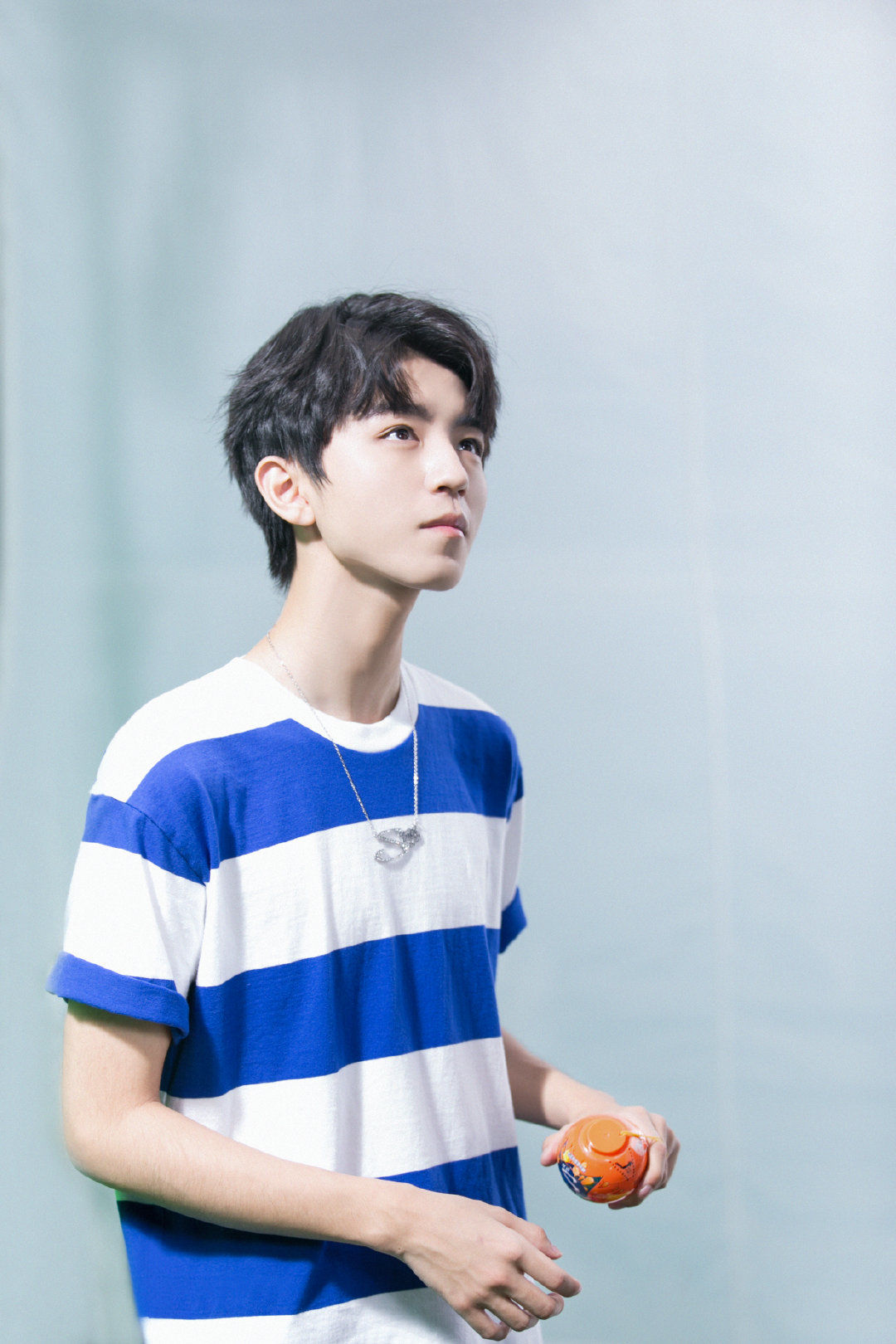 王俊凯工作室更广告花絮图遇见蓝色清新少年