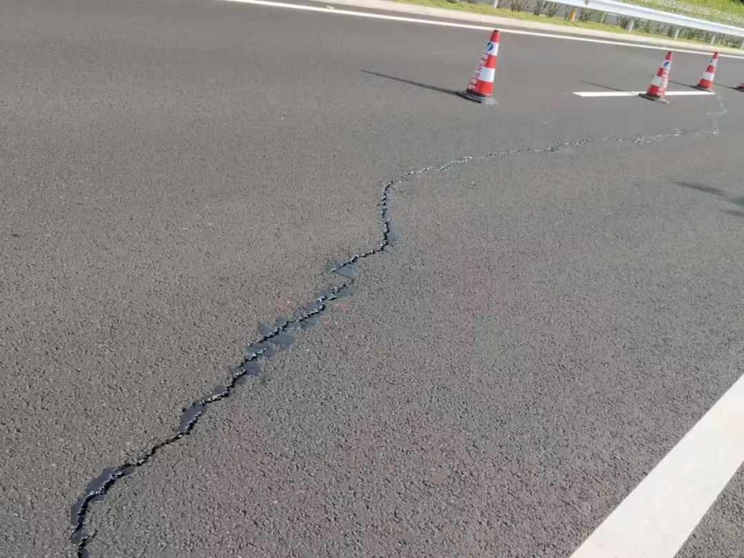 山段(乐东往琼中方向150km 370m左副)出现应急车道及行车道路面裂缝