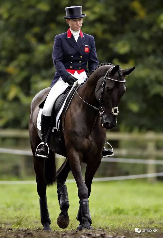 以厚重双斜纹布打造的30年代英式风格马术外套,为此次系列提供了初始