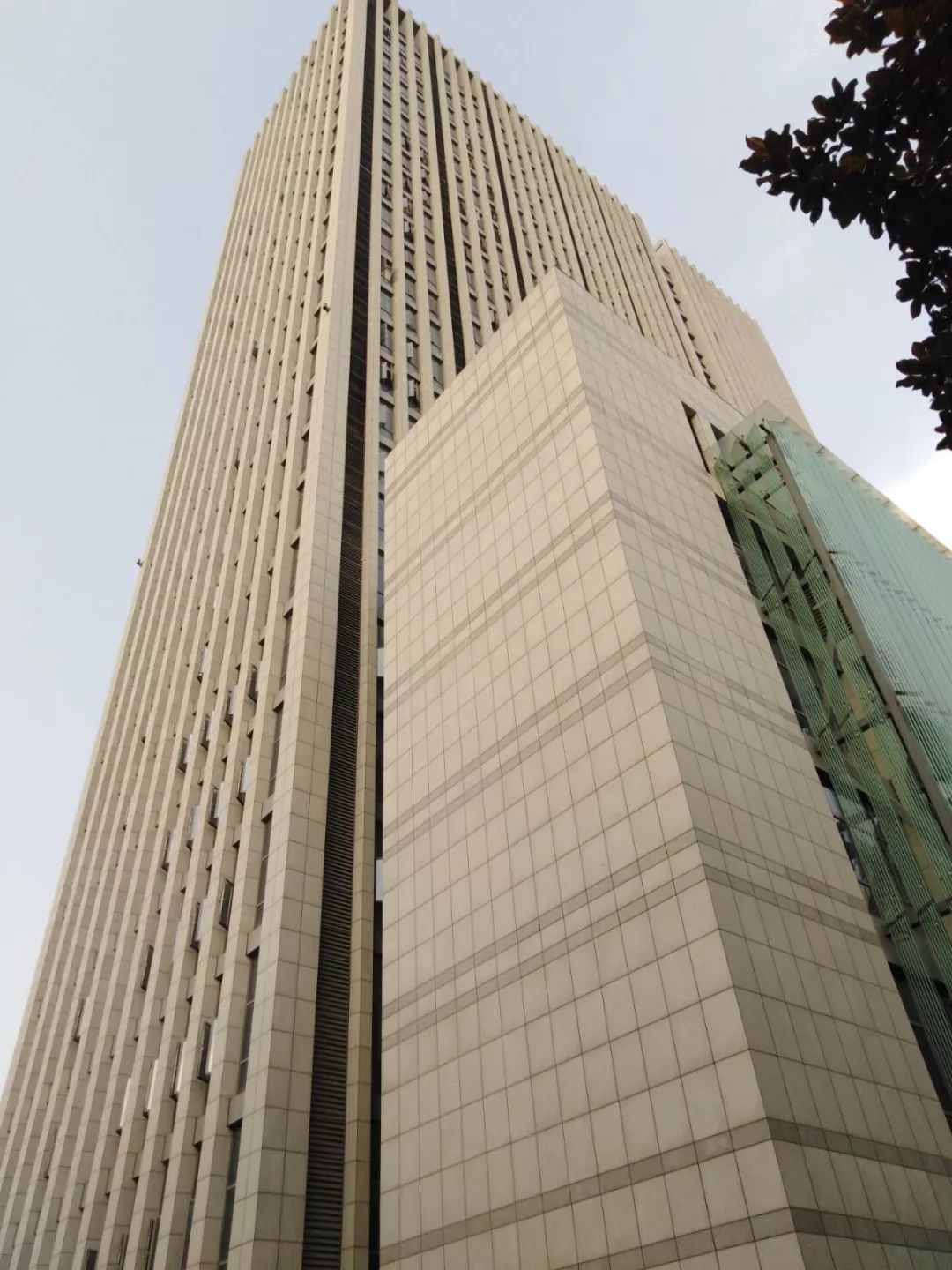 01本部—梅山路81号下面将由安小毅担任导游,带领大家参观一下安医大