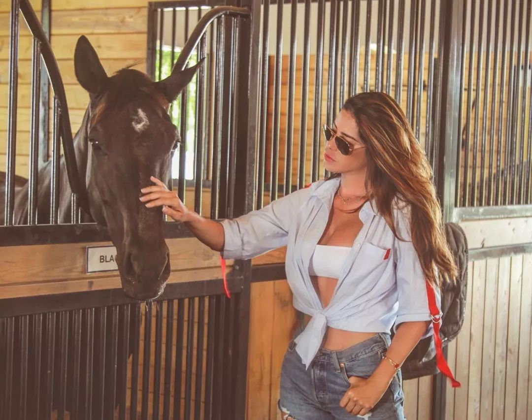 【百花足坛】迷倒因扎吉和厄齐尔,不愧足坛交际花_艾达·耶斯皮卡