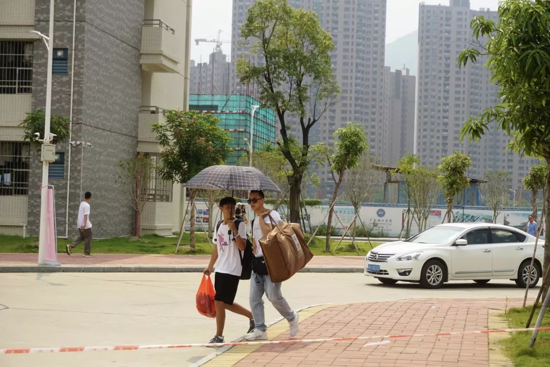 广东理工学院新生报道现场