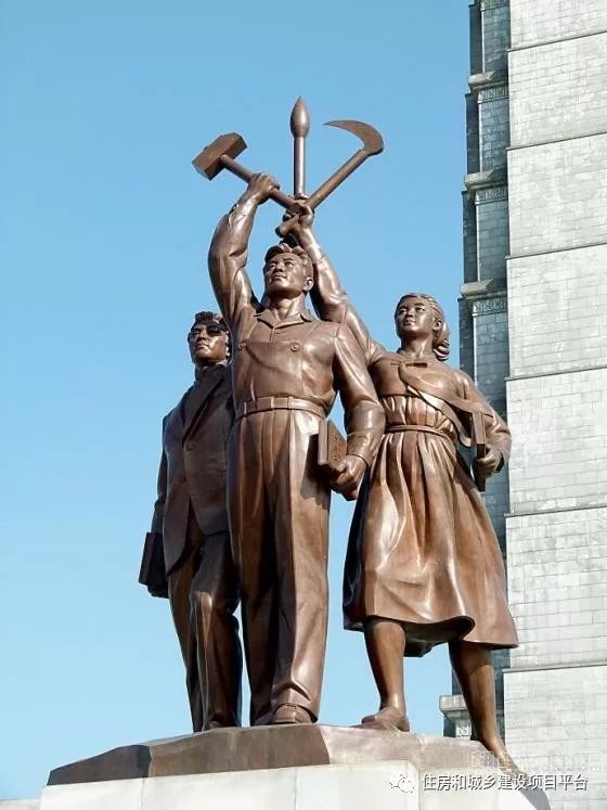 和知识分子,举着锤子,镰刀和毛笔(记得中国以前经常有工农兵的形象,举