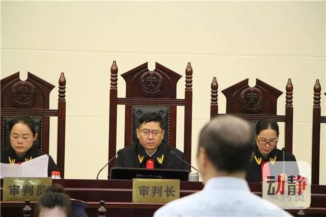 1994年至2018年,被告人袁仁国利用担任贵州省茅台酒厂副厂长,中国贵州