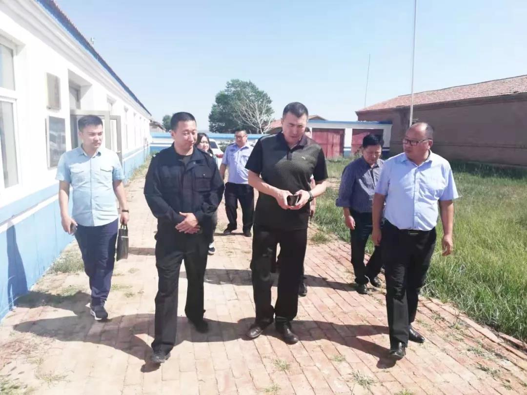 西乌旗委副书记达日汉夫深入高日罕镇调研